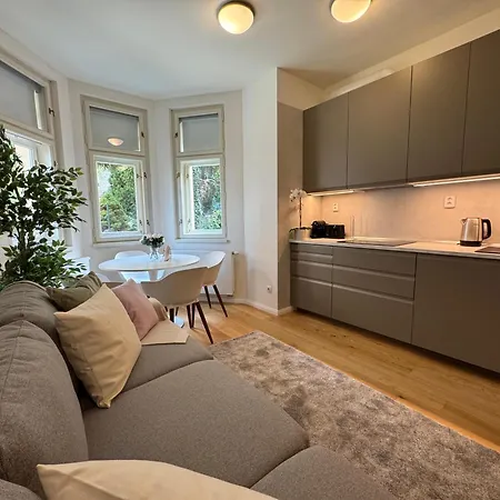 Modern Luxury With Garden Lägenhet Prag