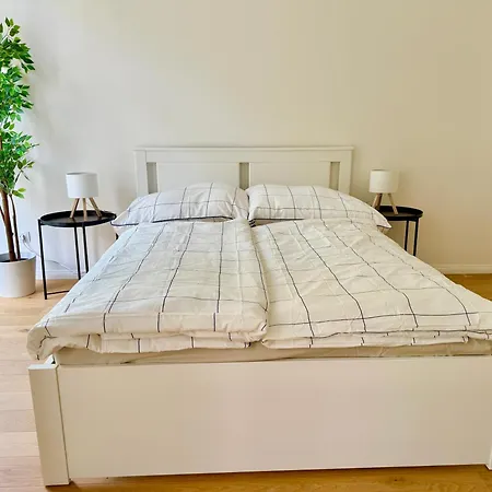 Modern Luxury With Garden Lägenhet Prag