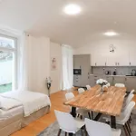 Modern Luxury With Garden شقة