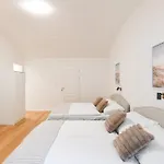 Apartment Modern Luxury With Garden