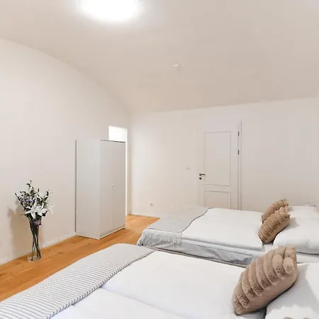 Modern Luxury With Garden Διαμέρισμα