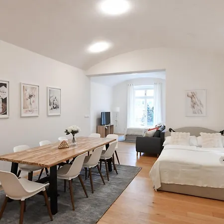 Modern Luxury With Garden Apartment Prague