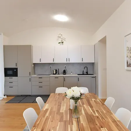 Modern Luxury With Garden Daire *
